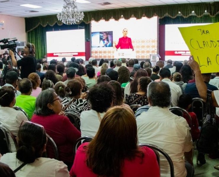 Claudia Sheinbaum ofrece videoconferencia ante más de 3,500 personas