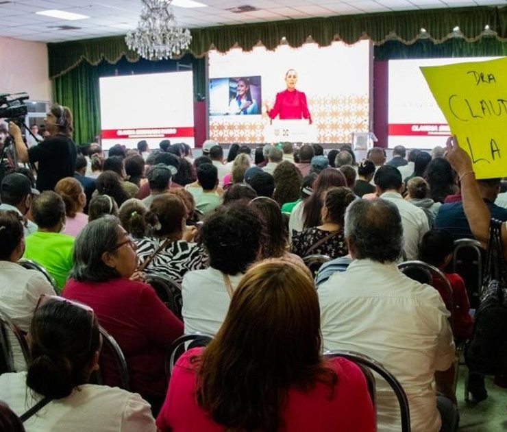 Claudia Sheinbaum ofrece videoconferencia ante más de 3,500 personas