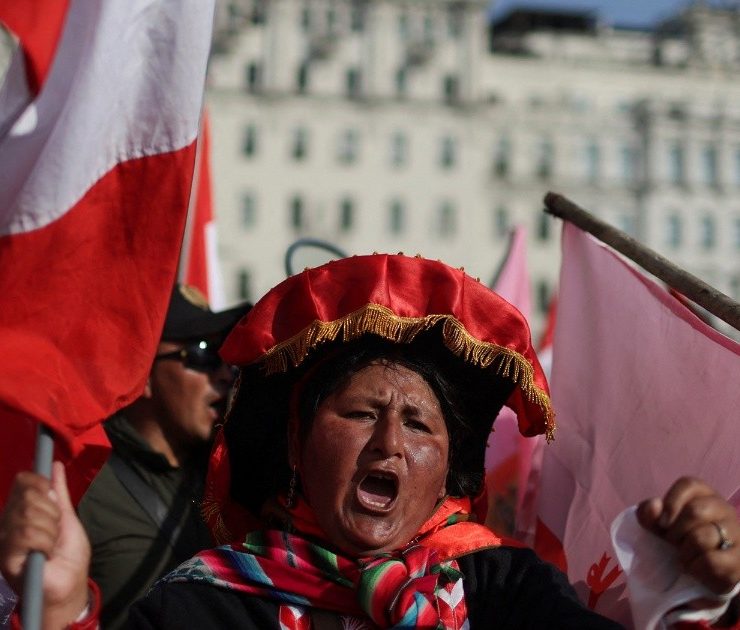 Congreso peruano rechaza adelantar elecciones a 2023, el debate continúa