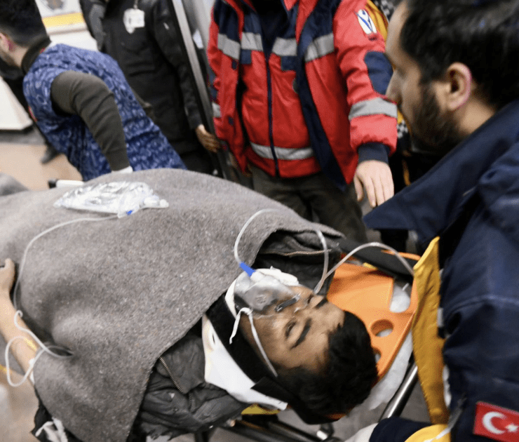 Hakan Yasinoglu sobrevivió 12 días bajo los escombros por terremoto en Turquía