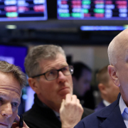 Índices de Wall Street cierran mixtos y anotan una semana negativa