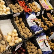 Los precios mundiales de los alimentos siguieron bajando en enero: FAO