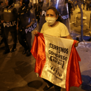 Moody's ajusta a negativa la perspectiva de calificación crediticia de Perú ante protestas