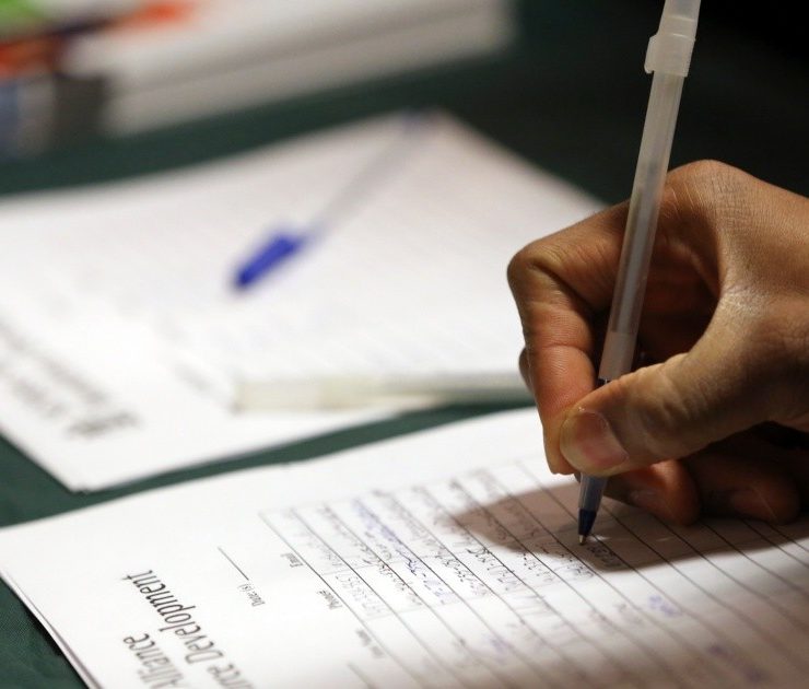 Pedidos de ayuda por desempleo en EEUU alcanzan 196,000; por encima de lo previsto