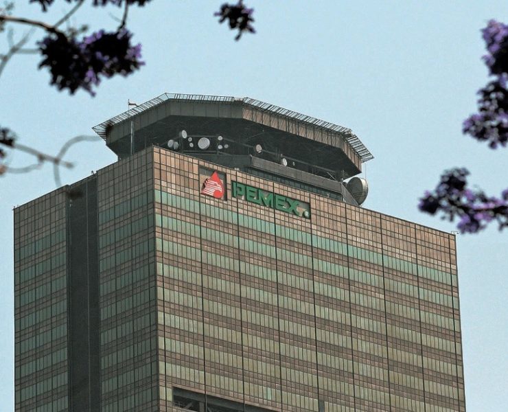 Pemex enfrenta vencimientos por 8,000 millones de dólares este año: Fitch