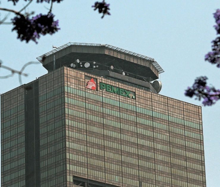 Pemex enfrenta vencimientos por 8,000 millones de dólares este año: Fitch