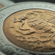 Peso marca un nuevo mejor nivel de casi cinco años y cierra una semana positiva