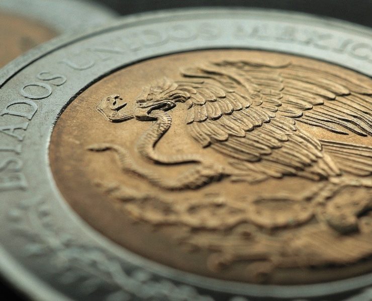 Peso marca un nuevo mejor nivel de casi cinco años y cierra una semana positiva