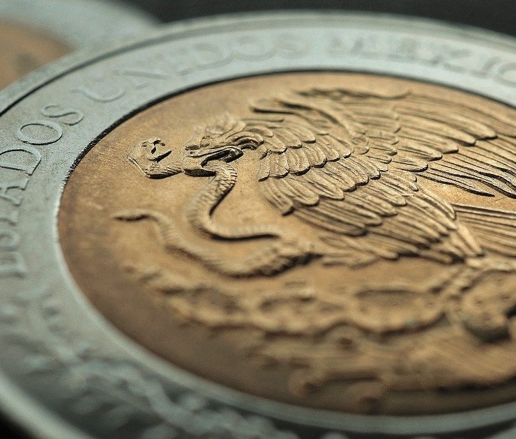Peso marca un nuevo mejor nivel de casi cinco años y cierra una semana positiva