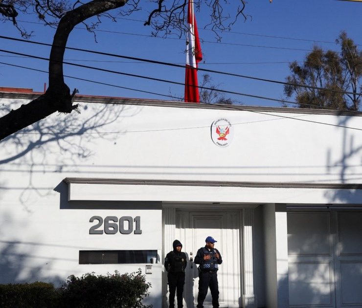 SRE lamenta decisión de Dina Boluarte de retirar al embajador de Perú en México