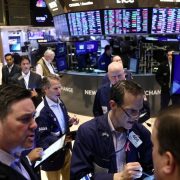 Wall Street cierra con caídas; rendimientos del Tesoro eclipsan buenos resultados trimestrales