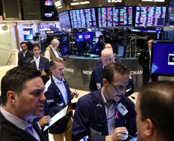 Wall Street cierra con caídas; rendimientos del Tesoro eclipsan buenos resultados trimestrales