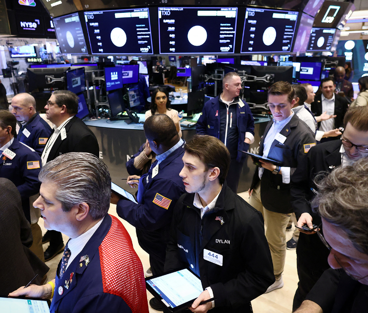 Wall Street cierra mixto; Nasdaq y S&P 500 caen presionados por Microsoft y Nvidia