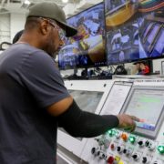 Creación de empleo en EU supera expectativas en febrero; salarios suben moderadamente