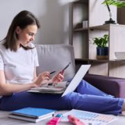 Se estima, que nueve de cada 10 compradores optan por los canales digitales para analizar y consultar el precio de un producto de decoración para el hogar. Foto: Shutterstock.