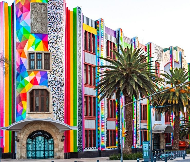 ¿Cuál es el menú inspirado en el arte de Okuda San Miguel?